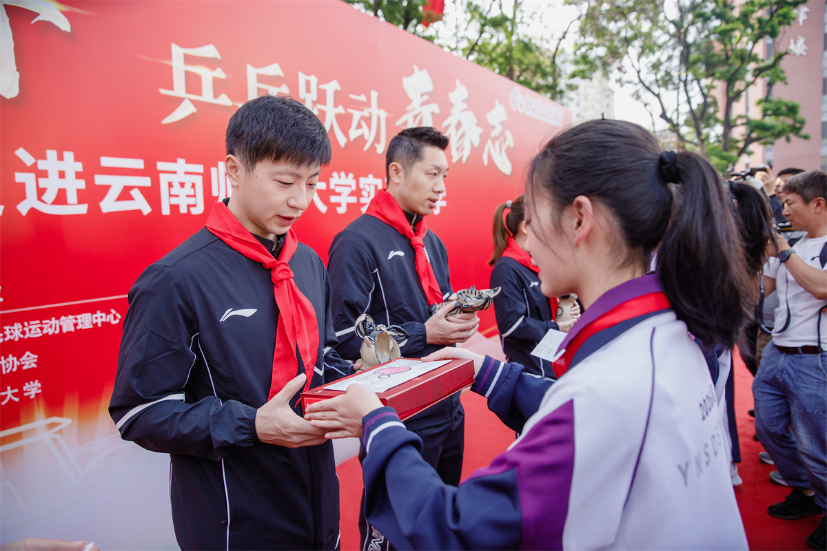 奥运冠军进校园_副本.jpg